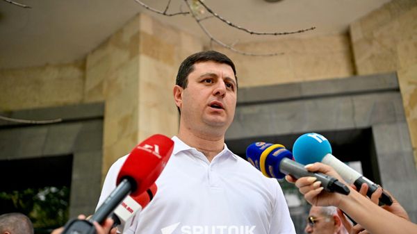 Тигран Абрамян отвечает на вопросы журналистов у Следственного комитета (24 июля 2026). Еревaн - Sputnik Армения