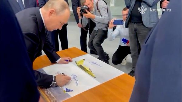 Путину впервые показали модернизированный учебно-боевой самолет Як-130М на Иркутском авиационном заводе - Sputnik Армения