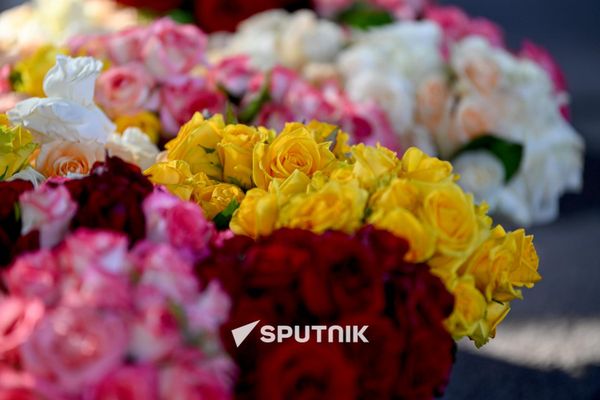 Продажа роз на одном из цветочных рынков Еревана - Sputnik Армения