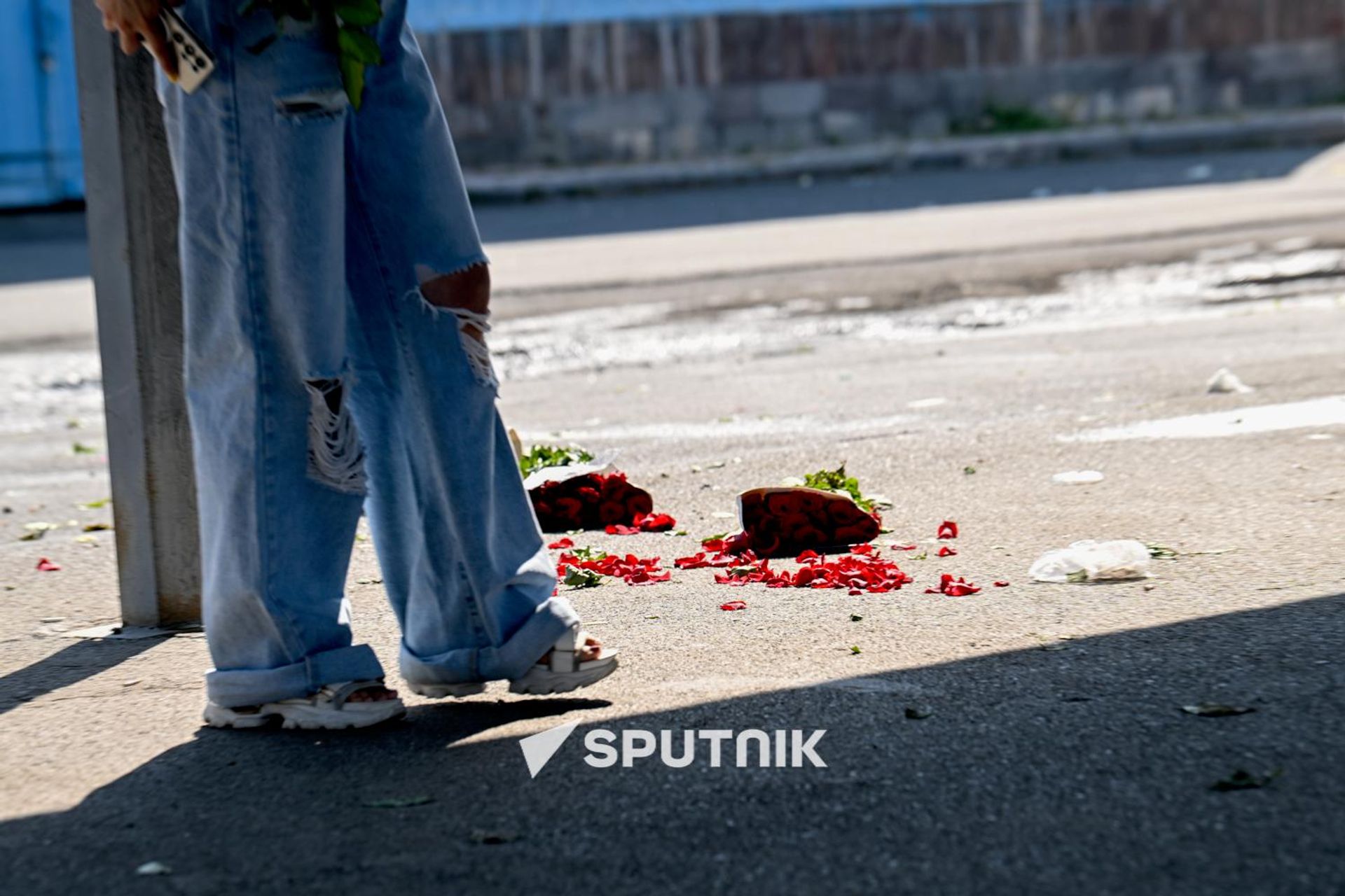Цветы, оставленные продавцами на рынке - Sputnik Արմենիա, 1920, 24.07.2026