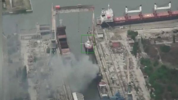 Российские военные поразили морской сухогруз и два буксира в порту Николаева - Sputnik Армения