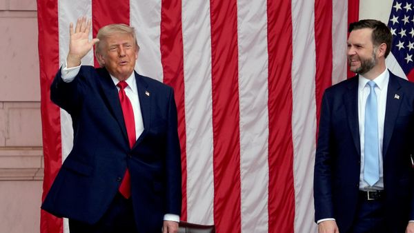 Президент США Дональд Трамп и вице-президент Джей Ди Вэнс во время 158-й Национальной церемонии памяти в День поминовения, приуроченной к 250-летию со дня основания страны (25 мая 2026). Арлингтон - Sputnik Армения