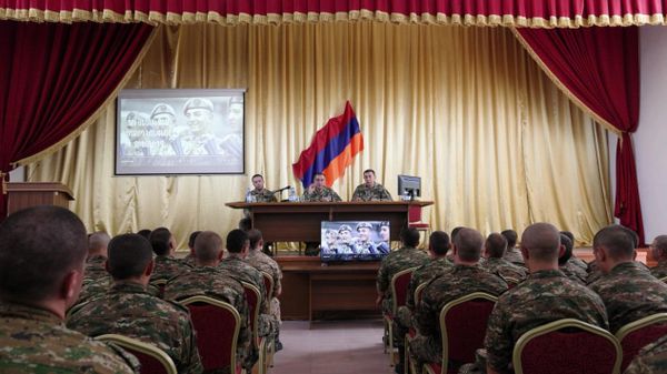 ԶՈՒ ԳՇ պետ, գեներալ-լեյտենանտ Էդվարդ Ասրյանն այցելել է N բանակային զորամիավորում և հանդիպել ժամկետային զինծառայող ջոկերի հրամանատարների ու բանակային դիրքերի ավագների հետ - Sputnik Արմենիա