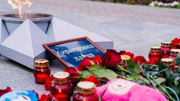 Цветы и свечи в память погибших от атаки ВСУ в Кирилловке - Sputnik Армения