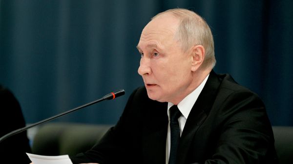 Президент РФ Владимир Путин на встрече с командованием в Главном Адмиралтействе в День Военно-морского флота (26 июля 2026). Санкт-Петербург - Sputnik Армения