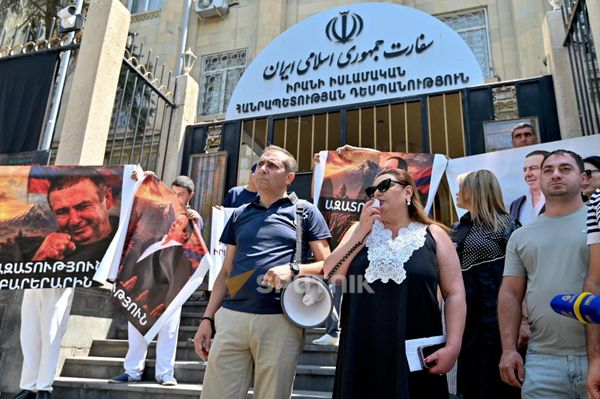 Ивета Тоноян выступает на акции в поддержку Гагика Царукяна у посольства Ирана (27 июля 2026). Еревaн - Sputnik Армения