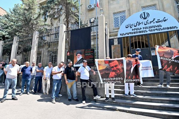 Акция в поддержку Гагика Царукяна у посольства Ирана (27 июля 2026). Еревaн - Sputnik Армения