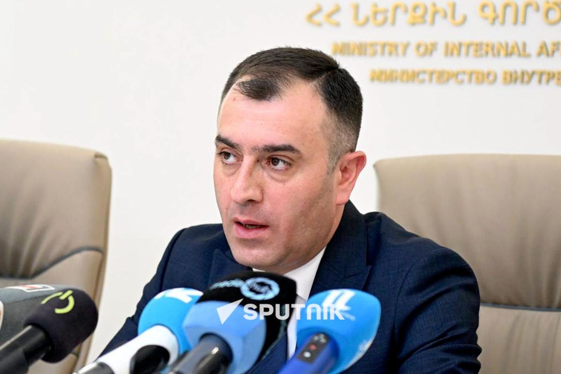 Начальник юридического управления МВД Руслан Марандян на пресс-конференции, посвященной новым изменениям в критериях знаков государственной регистрации транспортных средств (28 июля 2026). Еревaн Начальник юридического управления МВД Руслан Марандян на пресс-конференции, посвященной новым изменениям в критериях знаков государственной регистрации транспортных средств (28 июля 2026). Еревaн - Sputnik Армения, 1920, 28.07.2026