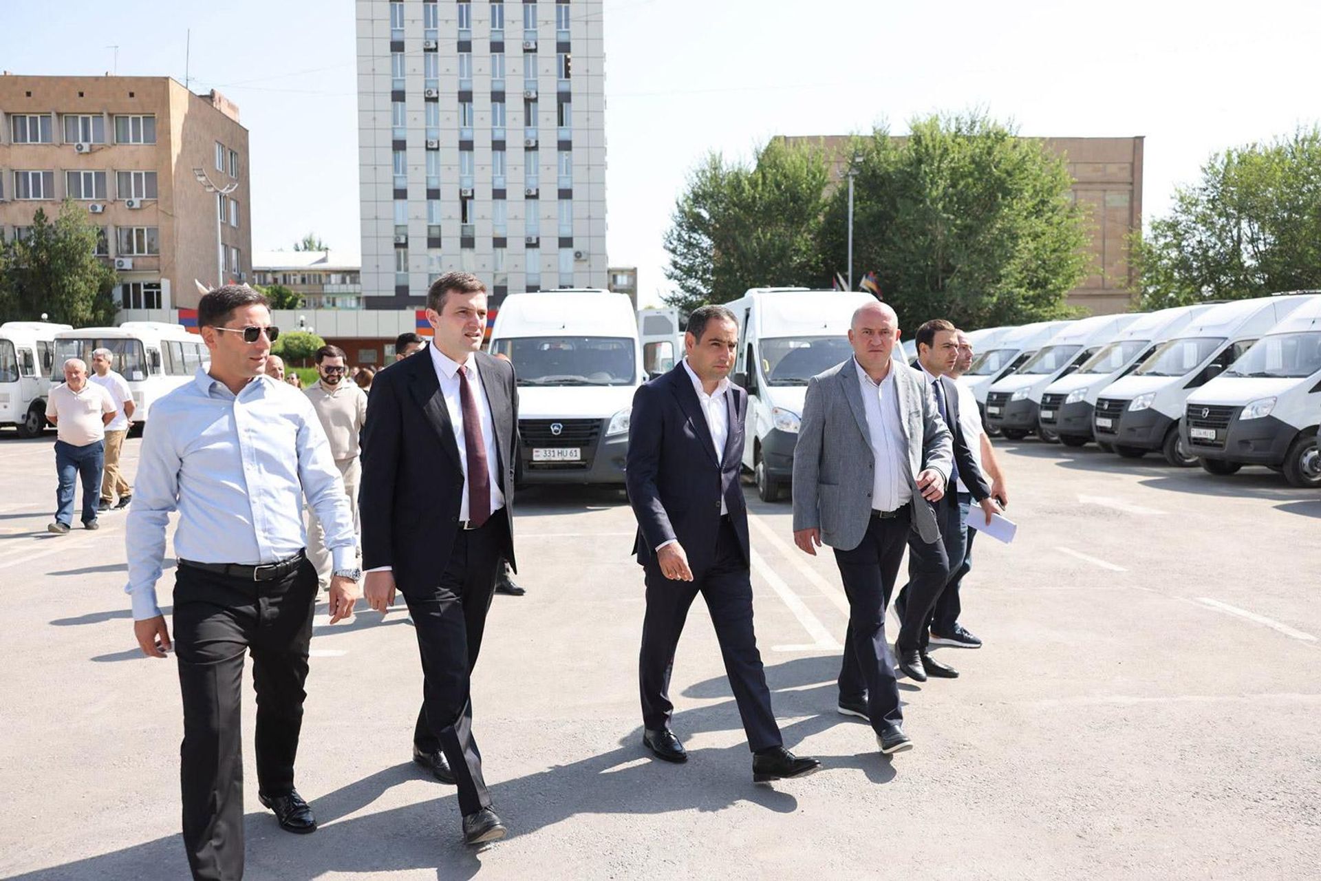 Министр ТУИ Давит Худатян ознакомился с новыми транспортными средствами единой маршрутной сети Араратской области (28 июля 2026). Арарат - Sputnik Արմենիա, 1920, 28.07.2026