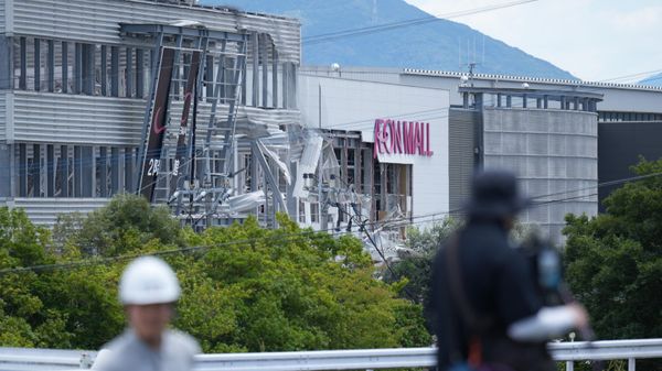 Торговый центр AEON, разрушенный взрывом после землетрясения, в городе Касима, префектура Кумамото (29 июля 2026). Япония - Sputnik Армения