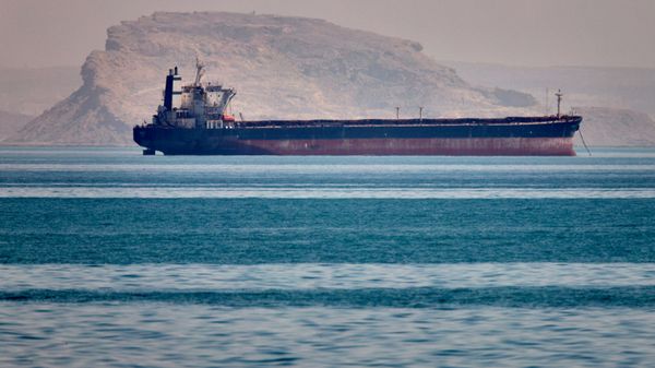 Грузовое судно стоит на якоре в Ормузском проливе у берегов Бандар-Аббаса, Иран - Sputnik Армения