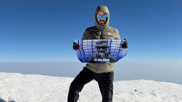 На вершинах гор Арарат и Арагац был поднят баннер в поддержку Рубена Варданяна и всех армянских военнопленных - Sputnik Армения