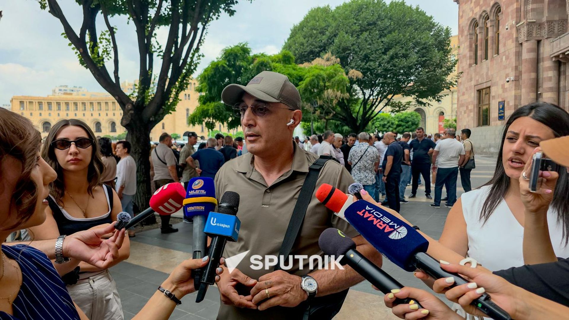 Эрик Оганян отвечает на вопросы журналистов во время акции в поддержку Гагика Царукяна у здания правительства (30 июля 2026). Еревaн - Sputnik Армения, 1920, 30.07.2026