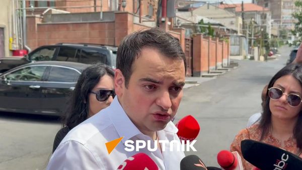 Нарек Карапетян общается с прессой у своего дома (31 августа 2026). Еревaн - Sputnik Армения