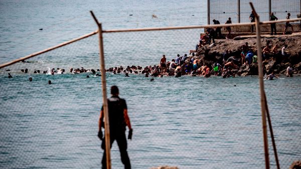 Мигранты пересекают границу из Марокко в испанский анклав Сеута - Sputnik Армения