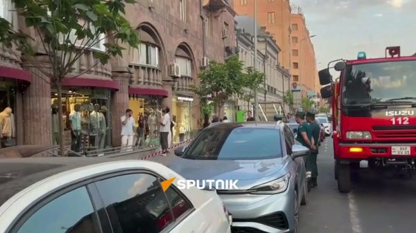 ЧП на центральной улице Еревана, ведущей к площади Республики: из-под тротуарной плитки произошла вспышка огня - Sputnik Армения