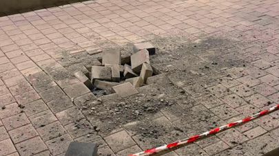 Пострадавшая от аварии тротуарная плитка на улице Царя Папа