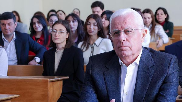 Доктор юридических наук, профессор, академик НАН РА Гагик Казинян во время празднования своего 70-летия в юридическом факультете ЕГУ (6 марта 2025). Еревaн - Sputnik Армения
