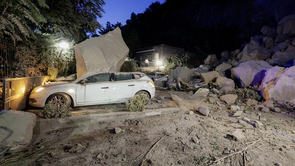 Поврежденный автомобиль возле валунов и обломков под жилым зданием после землетрясения магнитудой 4,7, произошедшего в районе Кампи Флегреи (31 июля 2026). Поццуоли - Sputnik Армения