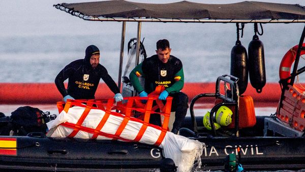 Сотрудники Гражданской гвардии извлекают из воды тело мигранта в испанском анклаве Сеута (1 августа 2026). Испания - Sputnik Армения