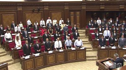 Депутат от "Сильной Армении" Эдгар Казарян почти вынудил присутствующих в зале заседаний провластных депутатов почтить память павших в боях за Армению и Арцах