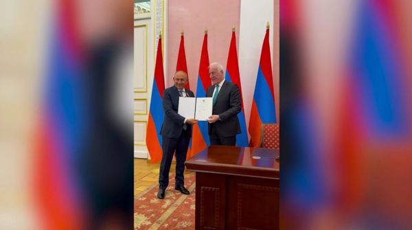 По предложению фракции «Гражданский договор» Национального собрания, указом Президента Республики, Никол Пашинян назначен премьер-министром Республики Армения. По предложению фракции «Гражданский договор» Национального собрания, указом Президента Республики, Никол Пашинян назначен премьер-министром Республики Армения. - Sputnik Армения