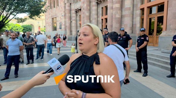 Директор ресторана при цахкадзорском отеле Multi Rest Армине Давтян на акции протеста сотрудников группы компаний Мульти групп у здания правительства (3 августа 2026). Еревaн - Sputnik Армения