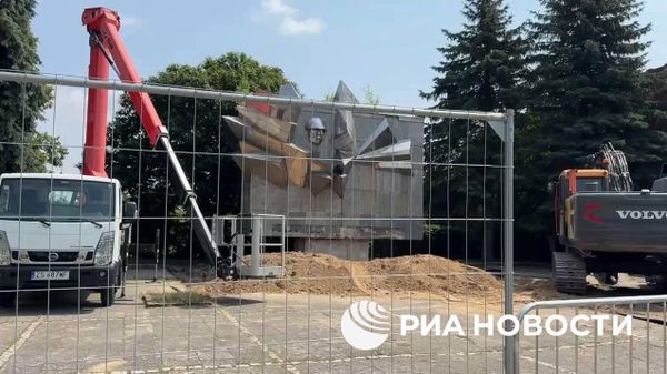 Демонтаж памятника советским воинам в Пыжицах (31 июля 2026). Польша - Sputnik Արմենիա