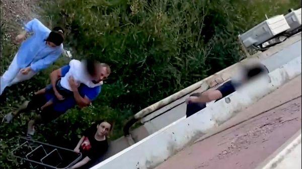 Премию Тиграна Кеосаяна получит подросток, который спас ребенка, стоявшего на подоконнике открытого окна в Каспийске - Sputnik Армения