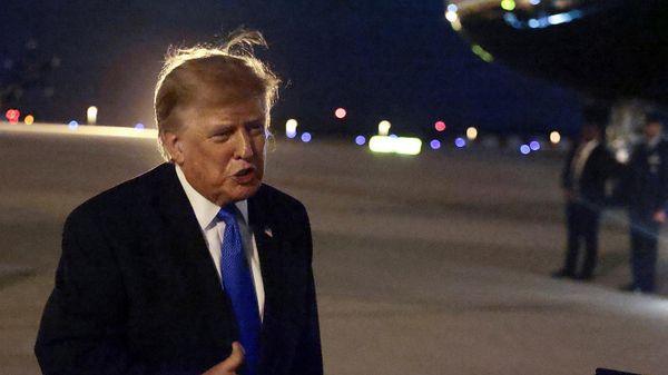 Президент США Дональд Трамп отвечает на вопросы журналистов перед вылетом в Лас-Вегас (4 августа 2026). Лос-Анджелес - Sputnik Армения