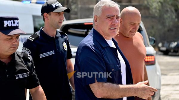 Самвел Карапетян у здания суда, где будет слушаться его дело (6 августа 2026). Еревaн Самвел Карапетян у здания суда, где будет слушаться его дело (6 августа 2026). Еревaн - Sputnik Армения