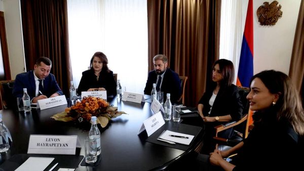 Министр экономики Геворг Папоян принял регионального генерального директора международной сети ресторанов Subway Эфе Челика и армянского инвестора Левона Айрапетяна (6 августа 2026). Ереван - Sputnik Армения
