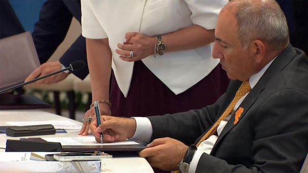 Премьер-министр Никол Пашинян подписывает документы по итогам заседания Евразийского межправительственного совета (7 августа 2026). Чолпон-Ата - Sputnik Армения