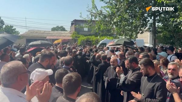«Վեհափա՜ռ». դատարանի բակում հավաքվածները կաթողիկոսին ծափերով դիմավորեցին - Sputnik Արմենիա
