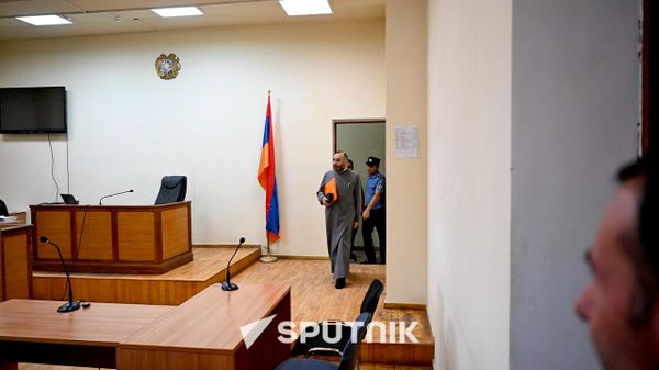 Геворк (Арман) Сароян в здании Суда общей юрисдикции первой инстанции Армавирской области, где начинается судебное заседание по делу Католикоса и шести епископов (7 августа 2026). Эчмиадзин - Sputnik Армения