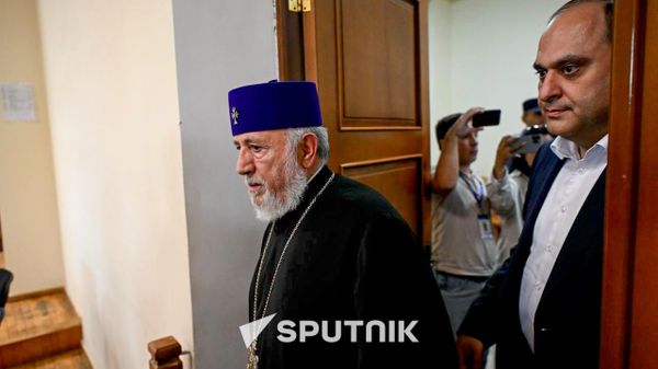 Католикос Гарегин Второй в здании Суда общей юрисдикции первой инстанции Армавирской области, где начинается судебное заседание по делу Католикоса и шести епископов (7 августа 2026). Эчмиадзин - Sputnik Армения