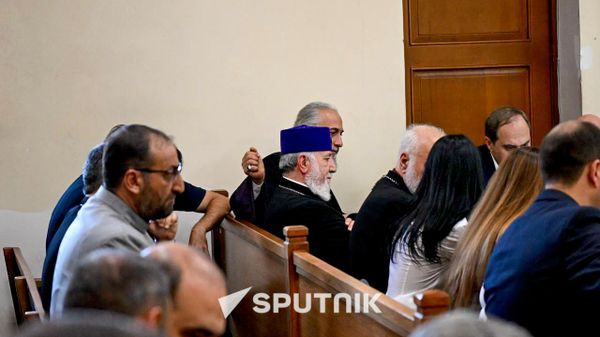 Католикос Гарегин Второй в здании суда  - Sputnik Армения
