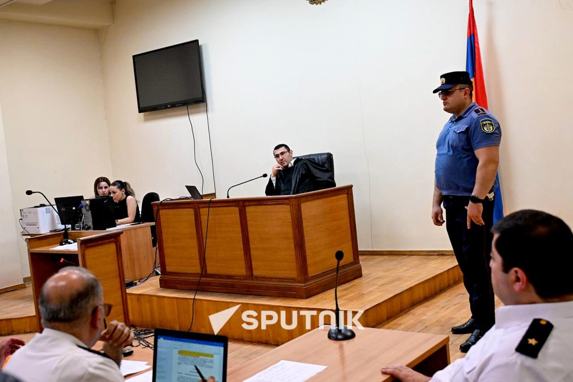 Судья суда общей юрисдикции первой инстанции Армавирской области Акоп Манукян во время судебное заседание по делу Католикоса и шести епископов (7 августа 2026). Эчмиадзин - Sputnik Արմենիա, 1920, 07.08.2026