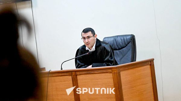 Судья суда общей юрисдикции первой инстанции Армавирской области Акоп Манукян во время судебное заседание по делу Католикоса и шести епископов (7 августа 2026). Эчмиадзин - Sputnik Армения