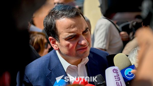 Нарек Карапетян отвечает на вопросы журналистов у здания суда общей юрисдикции первой инстанции Армавирской области, где проходит судебное заседание по делу Католикоса и шести епископов (7 августа 2026). Эчмиадзин - Sputnik Армения
