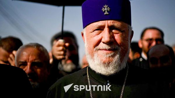 Католикос Гарегин Второй направляется в первопрестольный Эчмиадзин по окончании судебного заседания (7 августа 2026). Эчмиадзин - Sputnik Армения