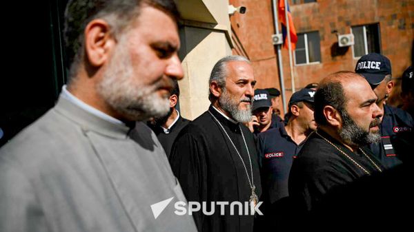 Представители духовенства покидают здание Суда общей юрисдикции первой инстанции Армавирской области (7 августа 2026). Эчмиадзин - Sputnik Армения