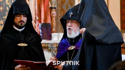 Католикос Гарегин Второй обращается с речью к прихожанам после судебного заседания по его и шести епископов делу (7 августа 2026). Эчмиадзин