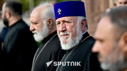 Католикос Гарегин Второй покидает Эчмиадзинский кафедральный собор после обращения к прихожанам (7 августа 2026). Эчмиадзин