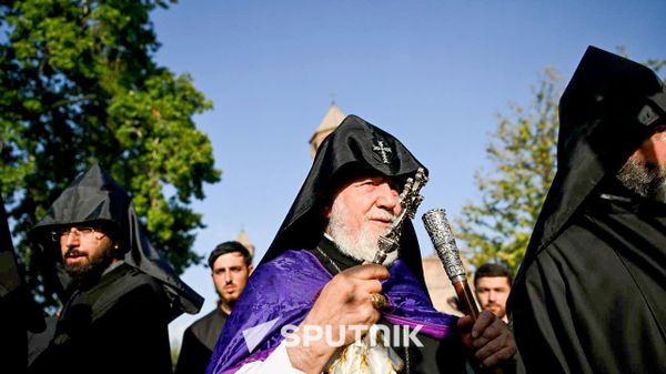 Католикос Гарегин Второй покидает Эчмиадзинский кафедральный собор после обращения к прихожанам (7 августа 2026). Эчмиадзин - Sputnik Армения