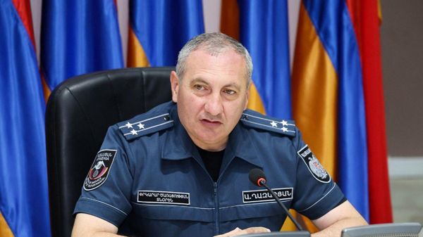 Заместитель министра внутренних дел, директор Службы спасения Арам Казарян представил сотрудникам Службы Артура Худиняна, назначенного на должность заместителя директора Службы спасения (7 августа 2026). Еревaн - Sputnik Армения