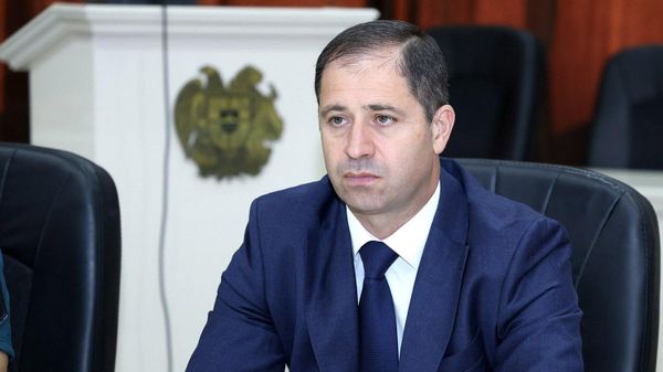 Заместитель министра внутренних дел, директор Службы спасения Арам Казарян представил сотрудникам Службы Артура Худиняна, назначенного на должность заместителя директора Службы спасения (7 августа 2026). Еревaн Заместитель министра внутренних дел, директор Службы спасения Арам Казарян представил сотрудникам Службы Артура Худиняна, назначенного на должность заместителя директора Службы спасения (7 августа 2026). Еревaн - Sputnik Армения