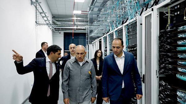 Премьер-министр Никол Пашинян на официальной церемонии открытия завода AB, созданного в сотрудничестве с Firebird AI и глобальной технологической компанией NVIDIA (8 августа 2026). Раздан - Sputnik Արմենիա