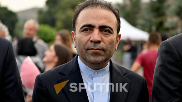 Посол Ирана Халил Ширголами на открытии армяно-иранского культурно-кулинарного фестиваля Навасард (10 августа 2026). Сисиан - Sputnik Армения