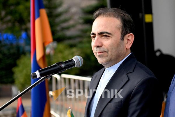 Посол Ирана Халил Ширголами на открытии армяно-иранского культурно-кулинарного фестиваля Навасард (10 августа 2026). Сисиан - Sputnik Армения